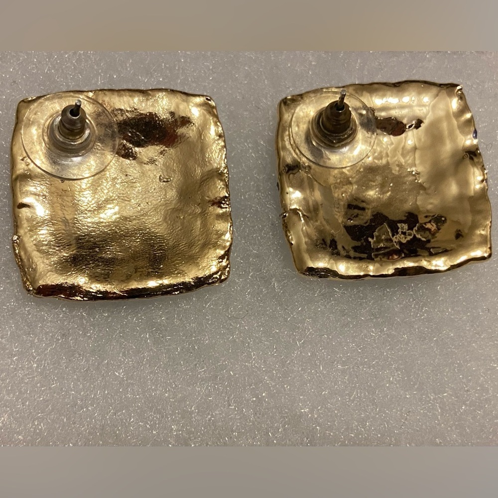 Vintage Textured Resin & Gold-Tone Square Stud Earrings | Abstract Statement - Picture 3 of 3